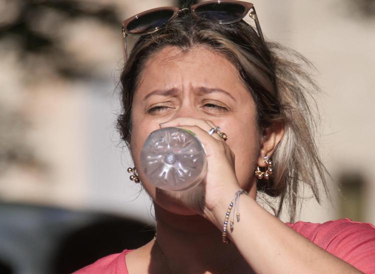 Ragazza che beve da una bottiglia di plastica (Fotogramma/Ipa)