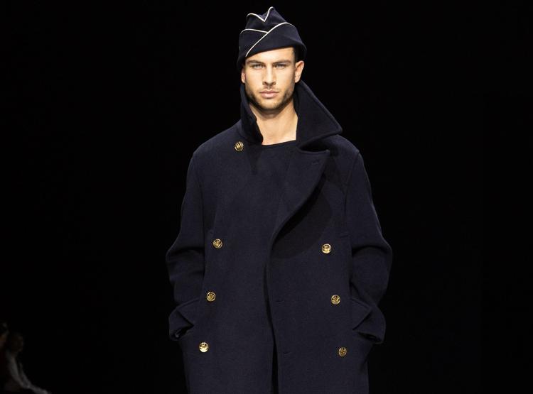 Una delle uscite  di Emporio Armani fall winter 2024/25