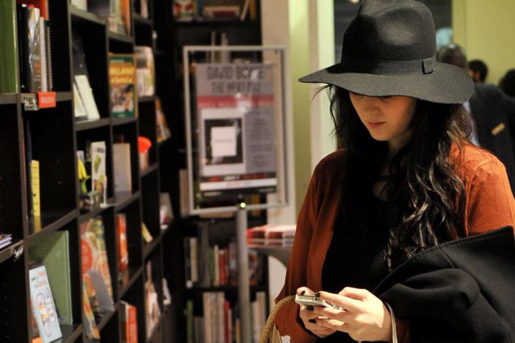 Ragazza in libreria - Fotogramma