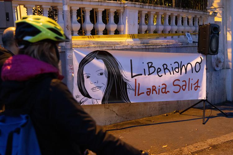 Striscione per Ilaria Salis (Fotogramma/Ipa)