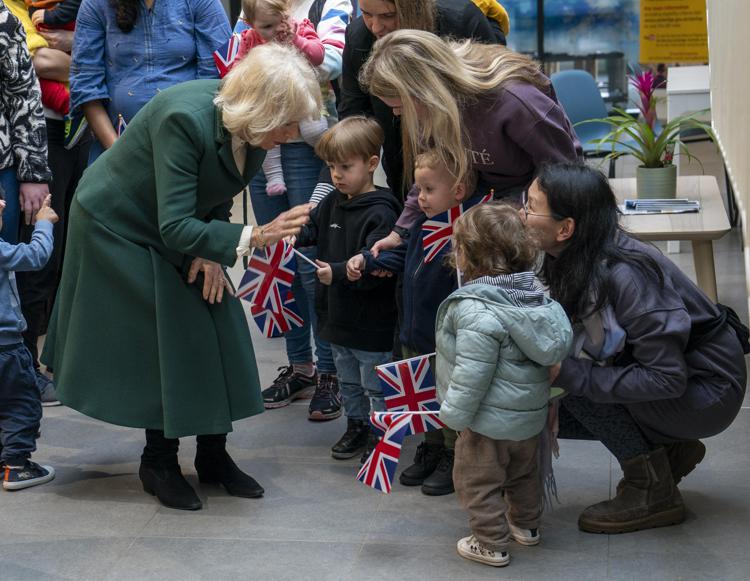 Camilla con i bambini  - Afp