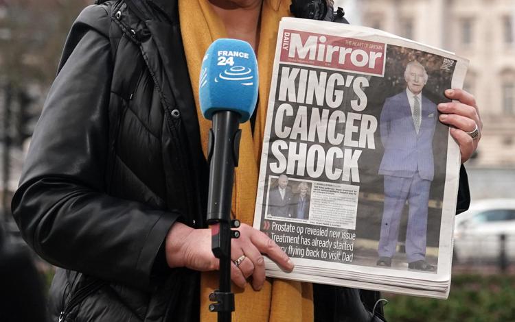 Carlo III e la notizia sul cancro in prima pagina sul Mirror - Fotogramma /Ipa