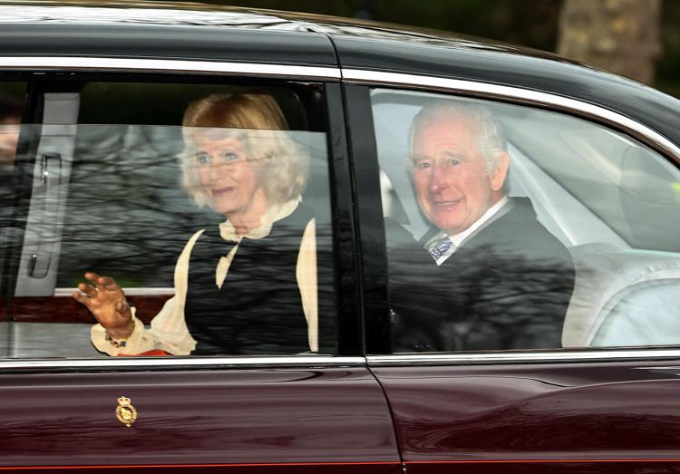 Carlo e Camilla oggi in auto - Afp