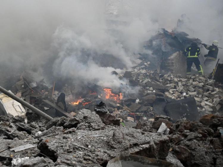 Vigili del fuoco a Kharkiv (Afp)