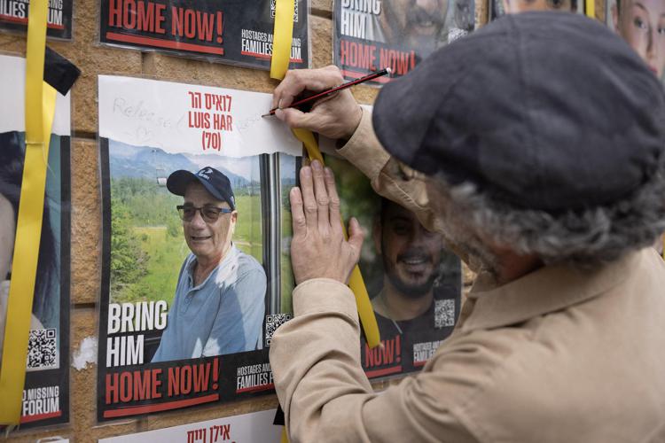 Uno degli ostaggi liberati, Louis Har (Afp)