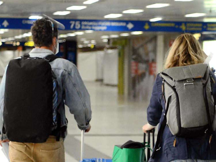 Passeggeri in aeroporto (Fotogramma)