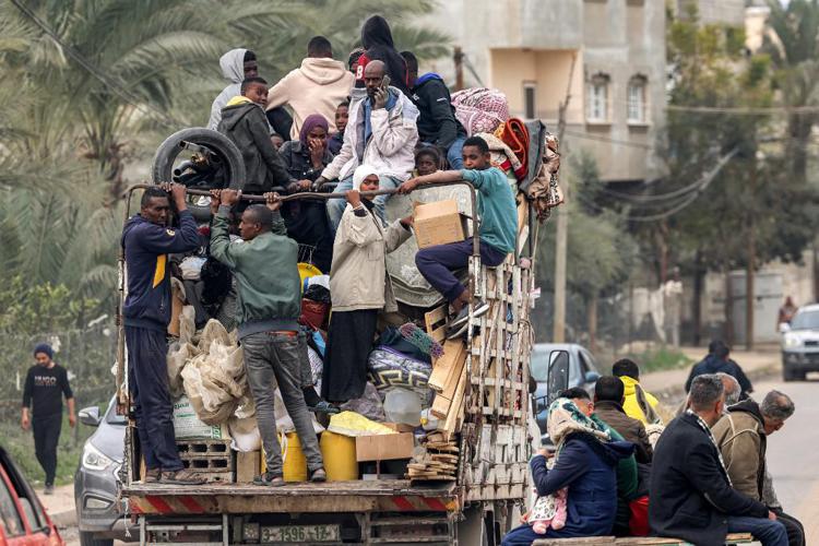 Civili cercano rifugio a Gaza