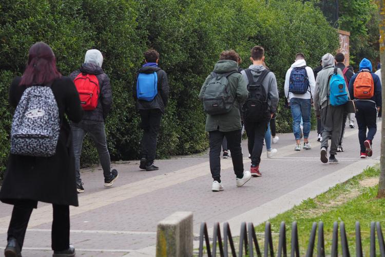 Ragazzi verso scuola