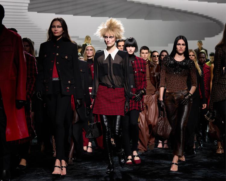 L'uscita finale della fall winter 2024-25 di Versace