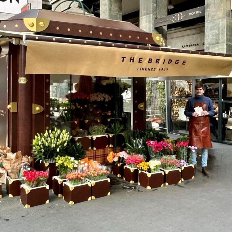 Il chiosco di fiori di The Bridge 