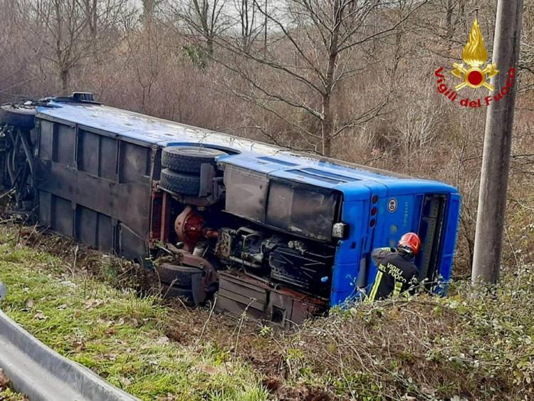 Potenza, bus con 40 studenti a bordo si ribalta: grave l'autista