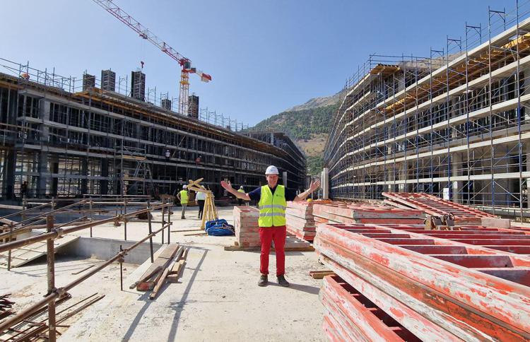 Giulio Superti-Furga nel cantiere del Cbrb a Carini