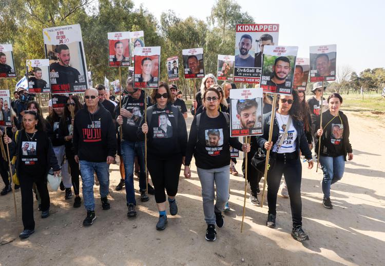 I familiari degli ostaggi  - (Afp)