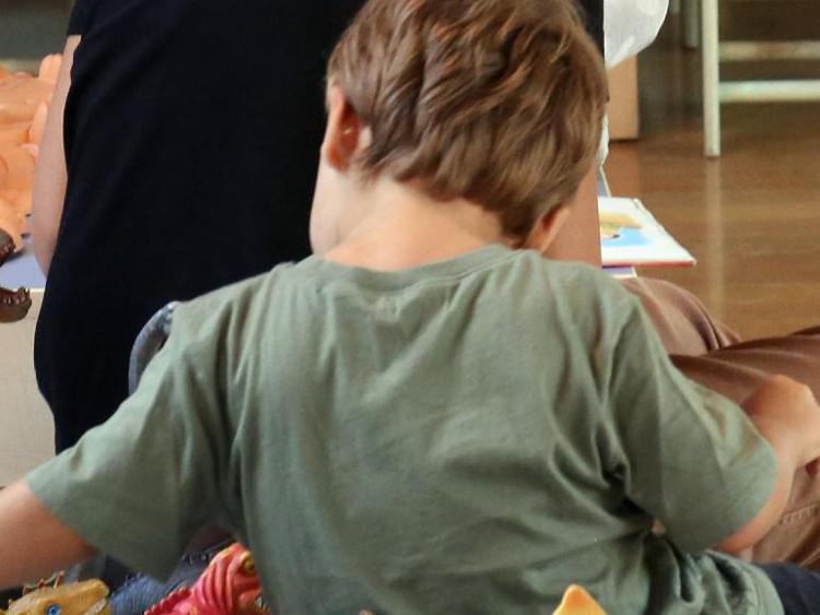 Un bambino di spalle - Fotogramma