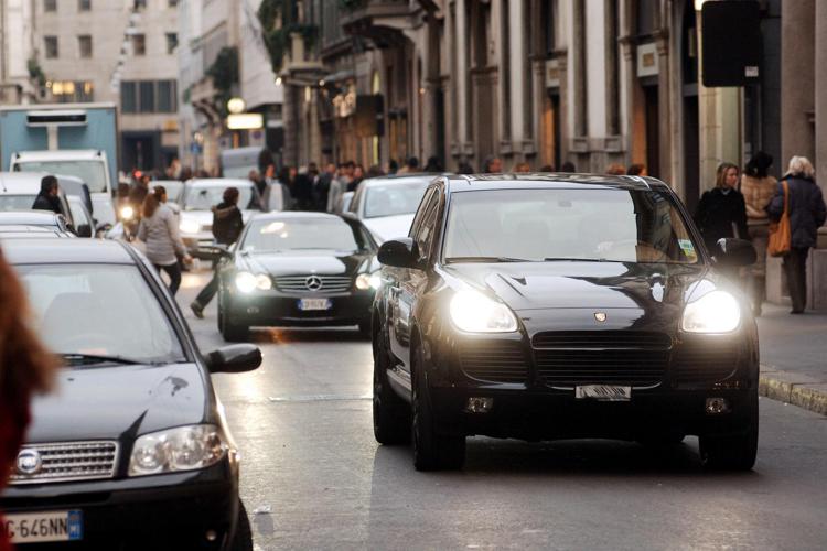 Auto per le strade di Milano  - FOTOGRAMMA