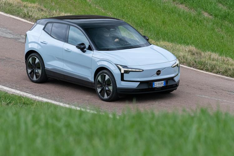 Volvo corre con la EX30, il Suv elettrico che combina performance e sostenibilità