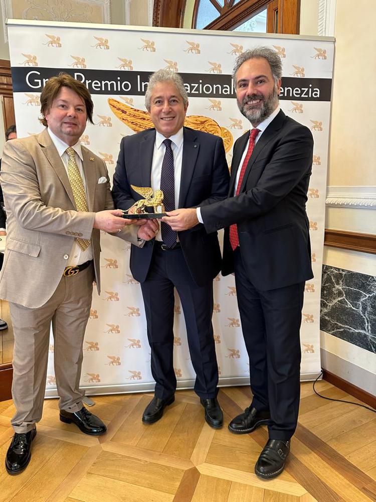 Lo scienziato Antonio Giordano (al centro), con il magistrato anticamorra Catello Maresca, ambasciatore per la legalità del Leone d'Oro, e con il presidente del premio, Sileno Candelaresi