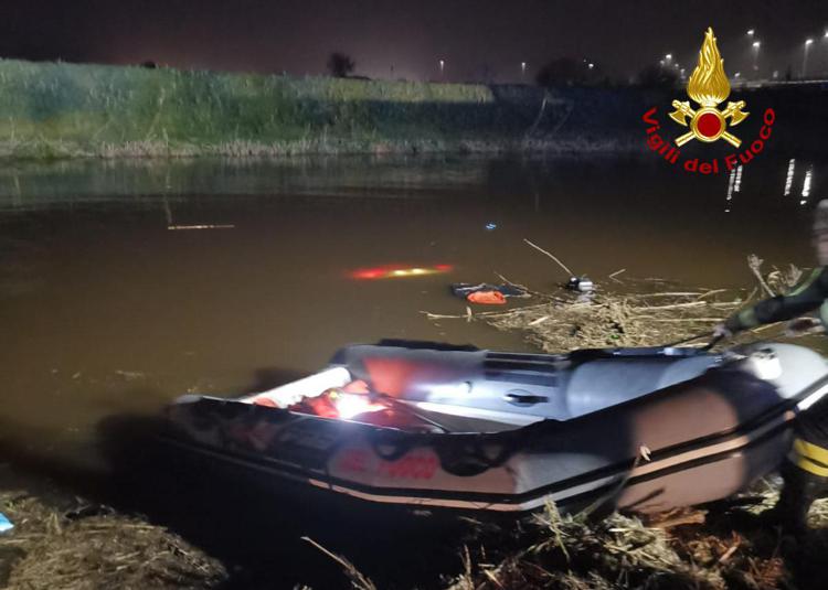 L'auto finita in un canale a Chioggia - Vigili del fuoco