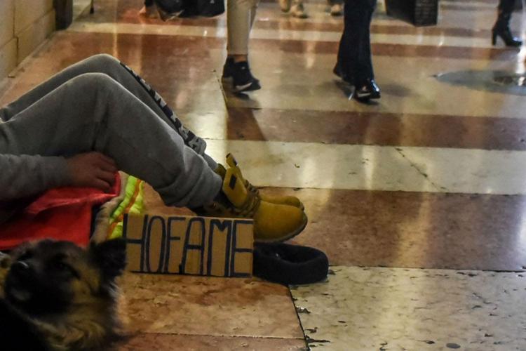 Sarzana, 16enne colpisce con una spranga clochard vicino stazione