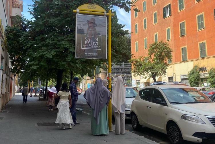 Gente in attesa del bus 