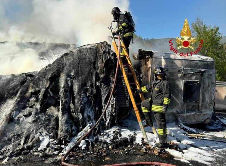 Camion a fuoco sull'A1. Foto dei vigili del fuoco