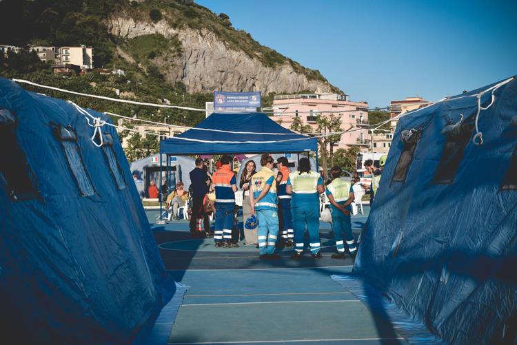 Tendopoli allestita a Pozzuoli dopo il terremoto - Fotogramma /Ipa