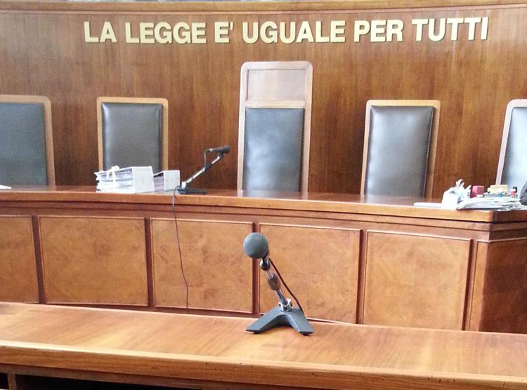 PALAZZO DI GIUSTIZIA, AULA DI TRIBUNALE VUOTA SCRITTA LA &quot; LEGGE E UGUALE PER TUTTI &quot; TOGHE DI AVVOCATI APPOGGIATI SUI BANCHI DEL TRIBUNALE (MAURUIZIO MAULE, MILANO - 2013-03-15) p.s. la foto e' utilizzabile nel rispetto del contesto in cui e' stata scattata, e senza intento diffamatorio del decoro delle persone rappresentate - FOTOGRAMMA