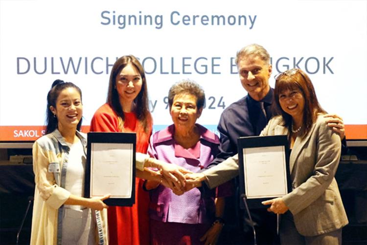 From left to right: Ms. Panpatchara Wattanavekin, Sakol Sathapat Director; Ms. Piriya Thepkanjana, Sakol Sathapat Chief Executive Officer; Mrs. Chansamorn Wattanavekin, Sakol Sathapat Chairwoman; Mr. Fraser White, Education in Motion Founder, Chairman and Chief Executive Officer; Ms. Karen Yung, Education in Motion Co-Founder and Chief Collaboration Officer at the signing ceremony on 9 May 2024.