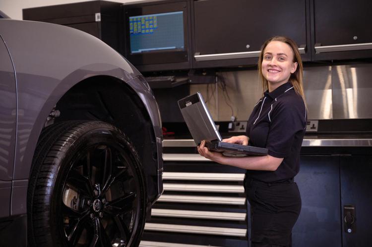 Jaguar Land Rover accelera formazione su elettrificazione e digitale