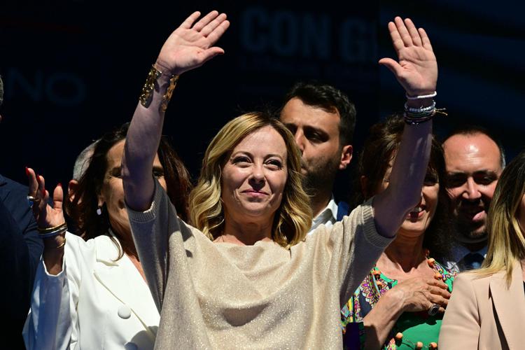 Giorgia Meloni sul palco di Piazza del Popolo (Afp)