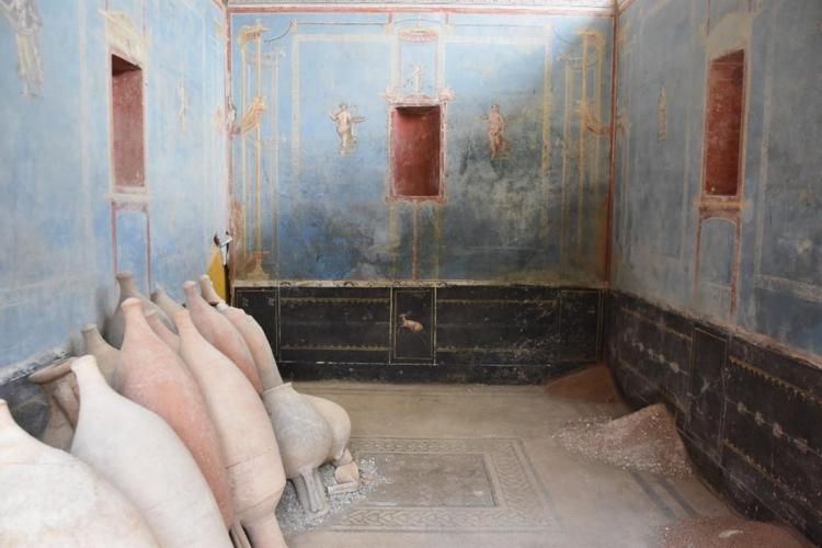 Un sacrario con pareti a fondo azzurro a Pompei