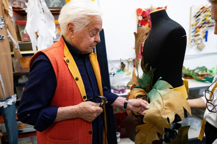 Il maestro Roberto Capucci  nel suo atelier romano dinanzi ad uno dei suoi abiti -scultura