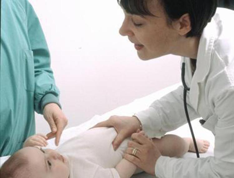 Pediatra con un neonato - (Fotogramma)