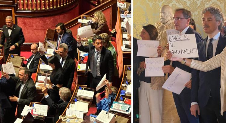 Cartelli di protesta in Senato contro il premierato - Adnkronos