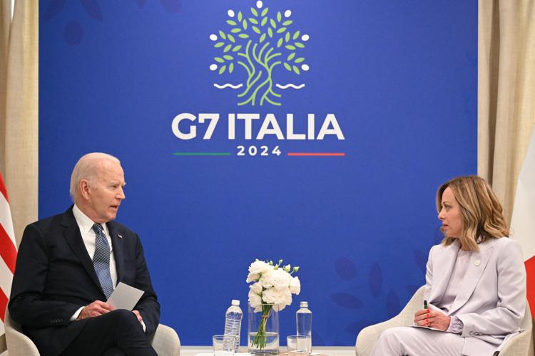 US president Joe Biden (L) and Italy's prime minister and G7 summit president Giorgia Meloni (R)