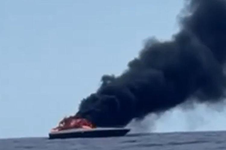 Lo yacht in fiamme