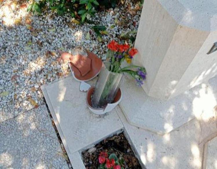 La tomba di Enrico Berlinguer profanata - (Foto dai Facebook)