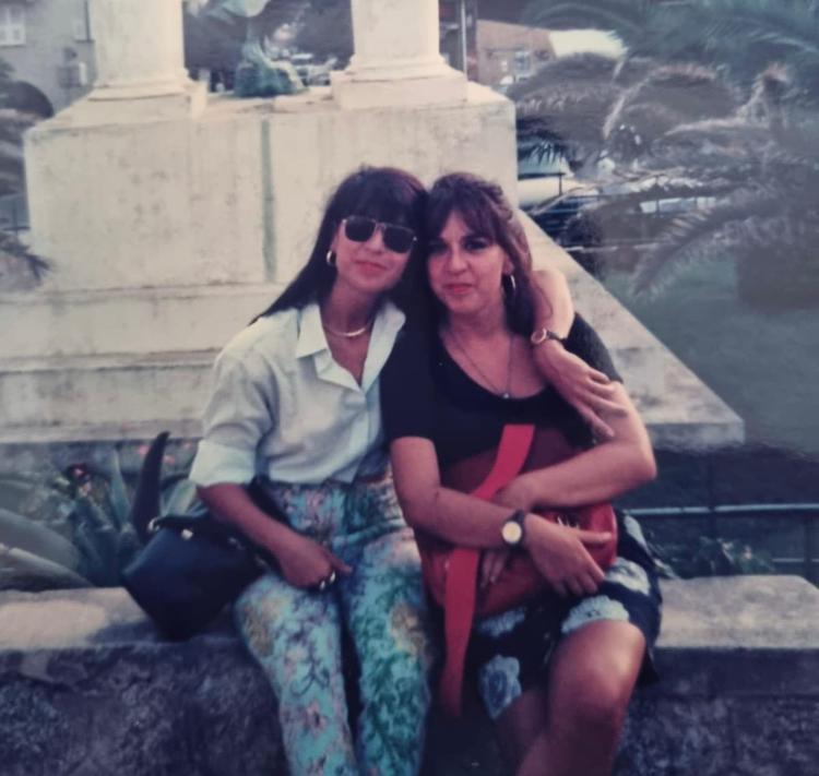 Deborah Moretti e, a sinistra, la sorella Monica