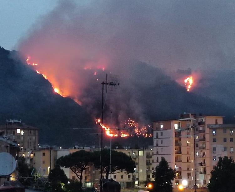 Napoli, incendio ai Camaldoli: Canadair in azione e cenere in tutta la città - Video