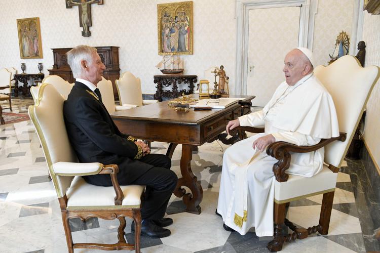 Papa Francesco e l'ambasciatore Ivan Soltanovsky in un precedente incontro (Fotogramma/Ipa) 