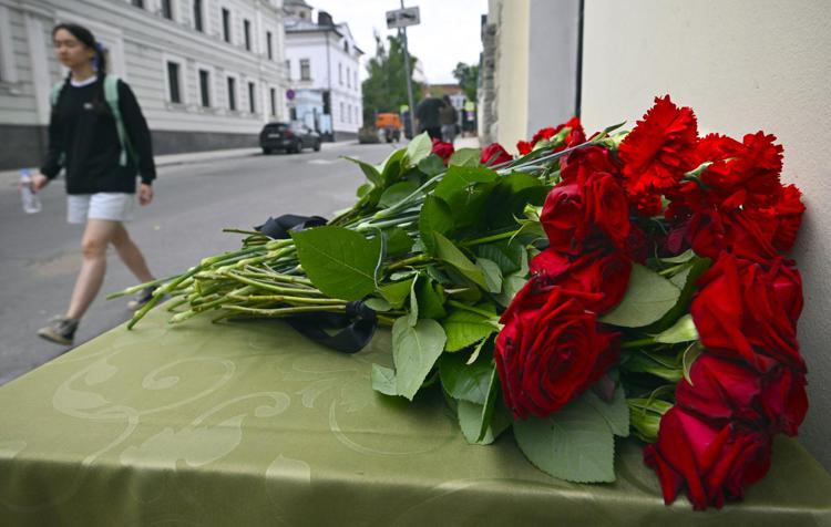 Fiori su uno dei luoghi degli attacchi (Afp)