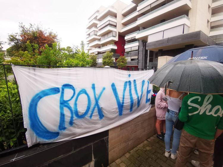 Striscione alla veglia di preghiera per Thomas Luciani - (Fotogramma)