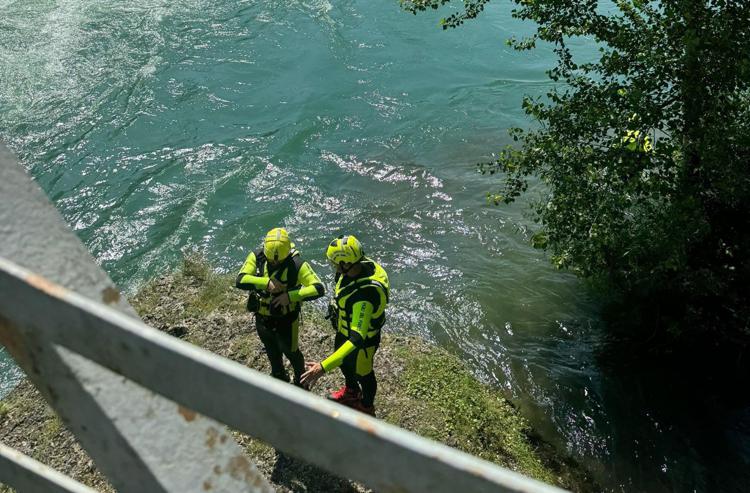 Le ricerche dei vigili del fuoco sull'Adda