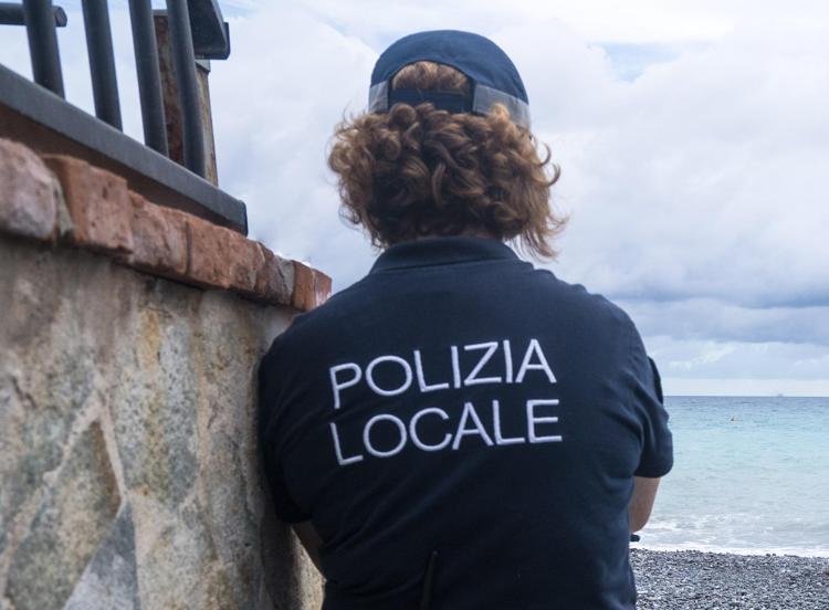 Polizia locale in spiaggia, immagine di repertorio (Fotogramma)