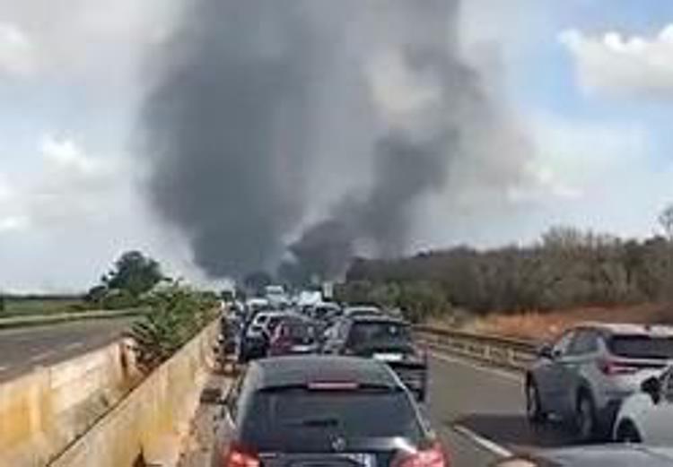 Il fumo sulla statale dopo l'assalto  - Fermo immagine video La7