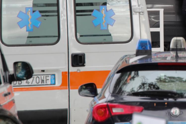 Un'ambulanza e un'auto dei carabinieri