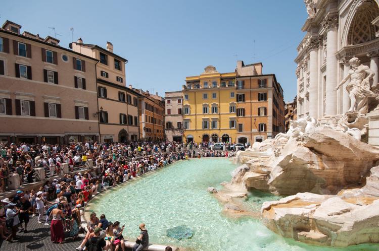 Overtourism a Roma, due euro per fotografare da vicino Fontana di Trevi