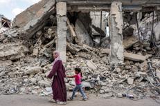 Donna con bambina a Gaza