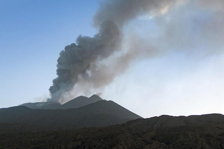 Colonna di fumo dall'Etna - Afp