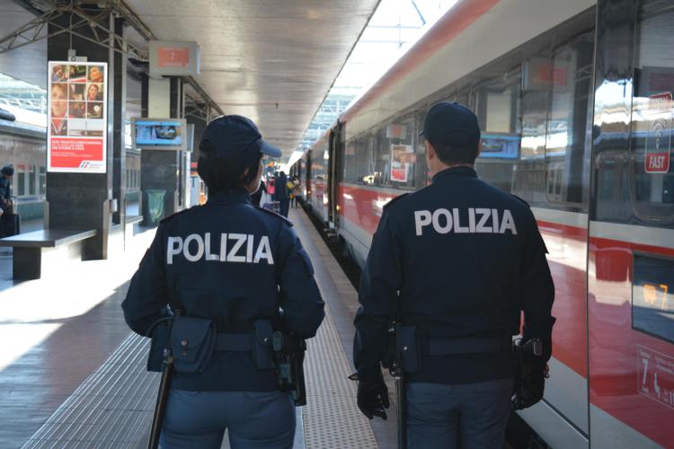 Controlli della polizia in una stazione